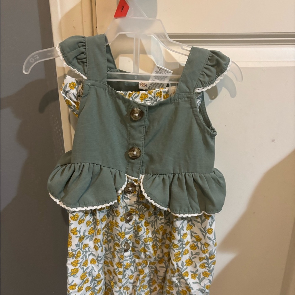 Daisy Fuentes Green Top with Yellow Floral Accents